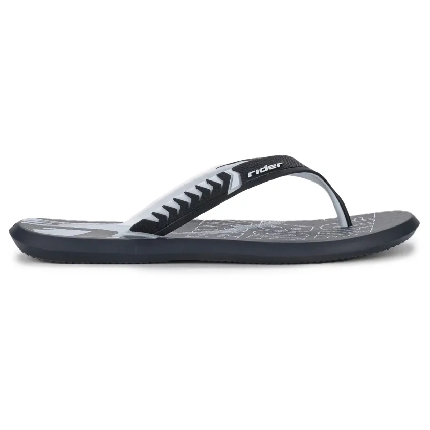 Perfil do chinelo masculino Rider com detalhes em cinza, preto e branco, destacando conforto e design.